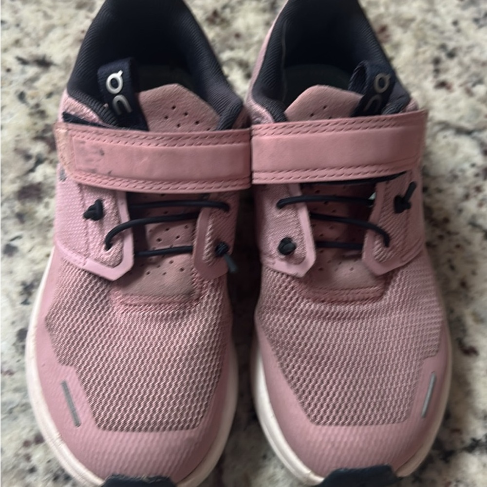On cloud Kids Sneakers in Pink and Black